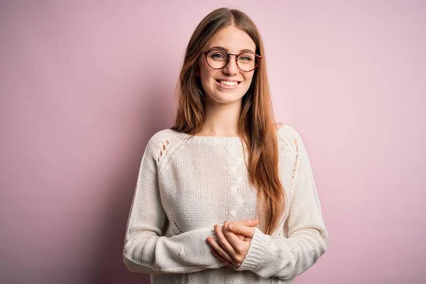 Giovane Bella Rossa Donna Indossa Maglione Casual Occhiali Sfondo Rosa — Foto Stock