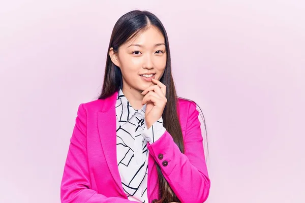 Mladá Krásná Číňanka Elegantním Oblečení Usmívající Sebevědomě Kamery Zkříženýma Rukama — Stock fotografie