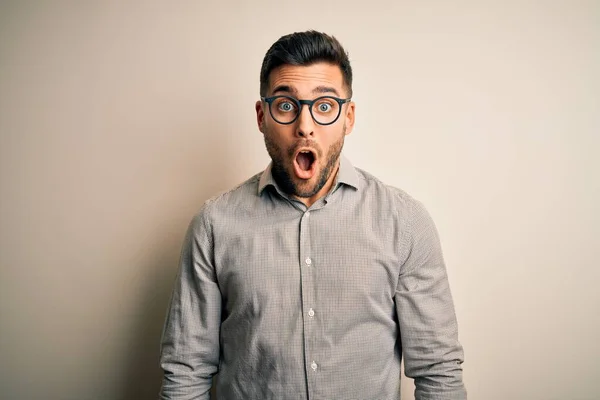 Jovem Homem Bonito Vestindo Camisa Elegante Óculos Sobre Fundo Branco — Fotografia de Stock