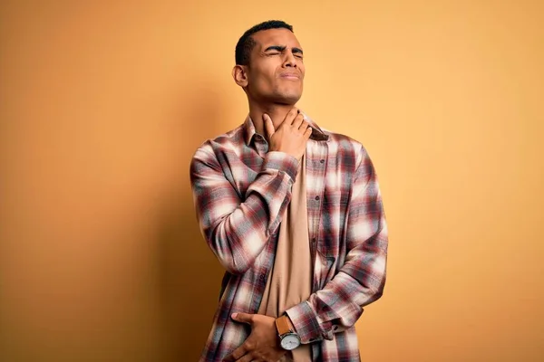 잘생긴 아프리카 미국인 남자가 셔츠를 목에는 스러운 만지고 정어리 감염으로 — 스톡 사진
