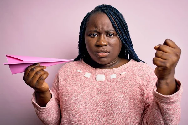 Молодой Африканский Американец Плюс Размер Женщины Косичками Держа Розовый Бумажный — стоковое фото