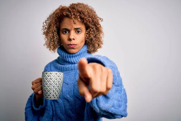 Młoda Afrykańska Kręcona Kobieta Pijąca Kawę Białym Tle Wskazując Palcem — Zdjęcie stockowe