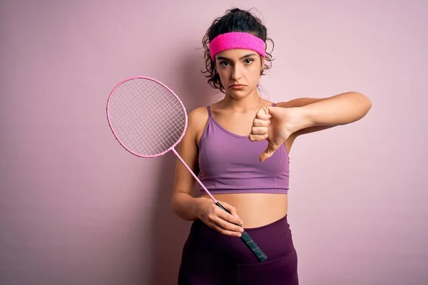 Mooie Sportvrouw Met Krullend Haar Sportkleding Badminton Uning Racket Spelen — Stockfoto