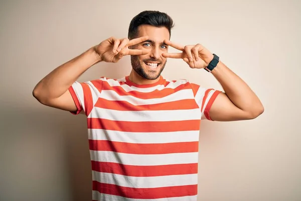 Jonge Knappe Man Draagt Casual Gestreepte Shirt Staan Geïsoleerde Witte — Stockfoto