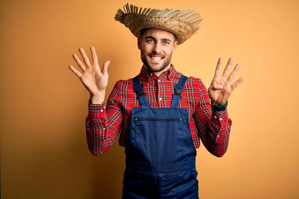 Jovem Agricultor Rural Homem Vestindo Babete Geral Chapéu Rural Sobre — Fotografia de Stock