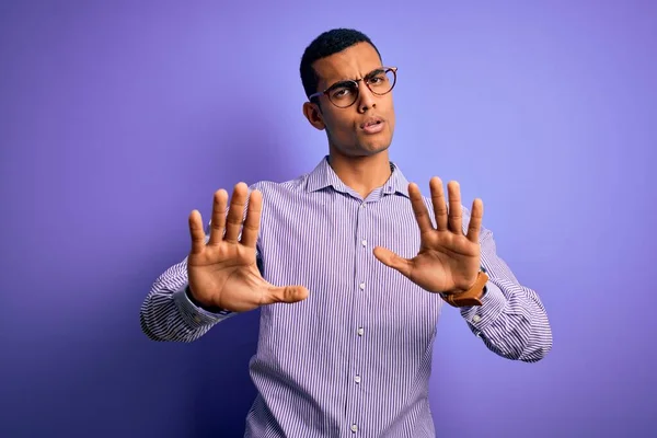 Bello Afroamericano Che Indossa Camicia Righe Occhiali Sfondo Viola Allontanando — Foto Stock