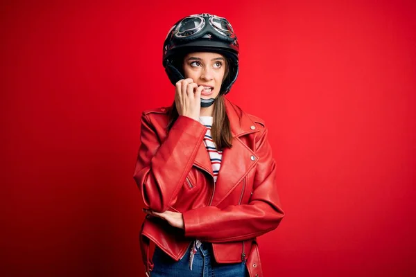 Jeune Belle Femme Motocycliste Brune Portant Casque Moto Une Veste — Photo