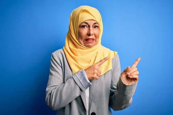 Brünette Geschäftsfrau Mittleren Alters Trägt Traditionellen Muslimischen Hijab Auf Blauem — Stockfoto