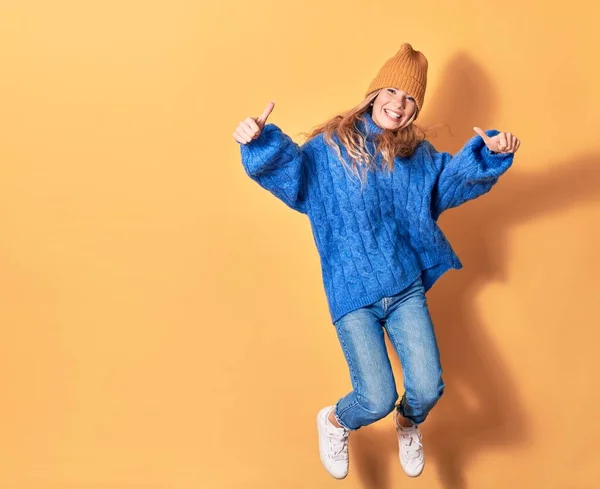 Mujer Hermosa Joven Vistiendo Ropa Casual Invierno Sonriendo Feliz Saltar — Foto de Stock