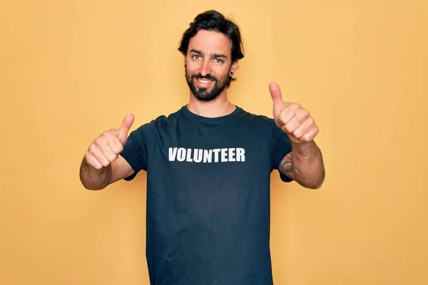 Jovem Bonito Homem Voluntário Hispânico Vestindo Camiseta Voluntária Como Assistência — Fotografia de Stock