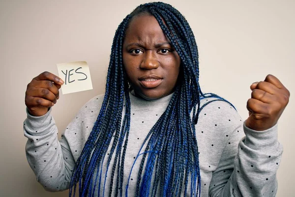Молодой Африканский Американец Плюс Размер Женщины Косичками Держа Напоминание Бумагу — стоковое фото