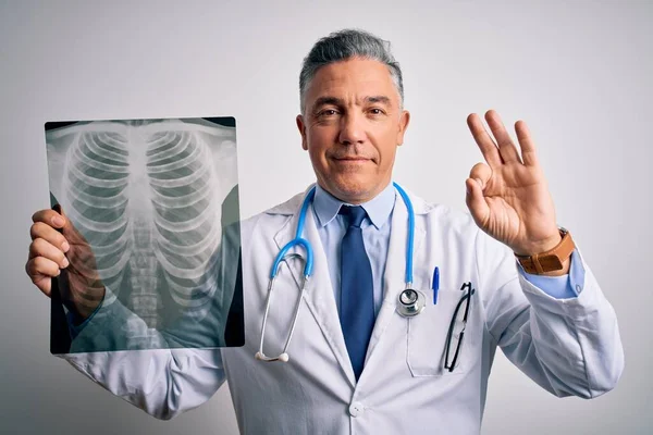Edad Media Guapo Médico Pelo Gris Hombre Sosteniendo Radiografía Pecho — Foto de Stock