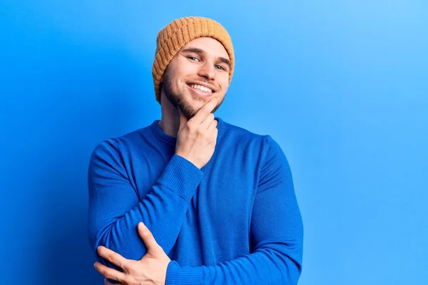 Giovane Bell Uomo Che Indossa Maglione Casual Berretto Lana Sorridente — Foto Stock