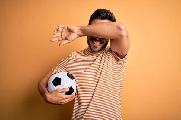 Bonito Jogador Homem Com Barba Jogando Futebol Segurando Bola Futebol — Fotografia de Stock