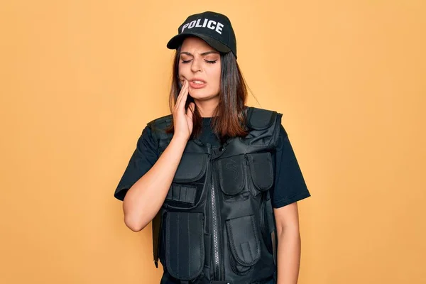 Joven Hermosa Morena Policía Vistiendo Uniforme Policial Prueba Balas Gorra — Foto de Stock