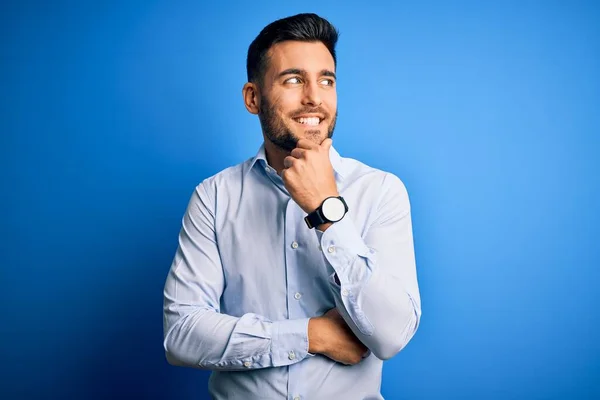 Joven Hombre Guapo Con Camisa Elegante Pie Sobre Fondo Azul — Foto de Stock