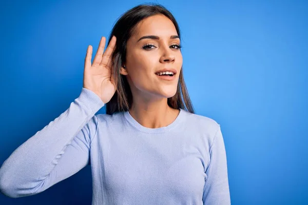 Jonge Mooie Brunette Vrouw Draagt Casual Trui Staan Blauwe Achtergrond — Stockfoto