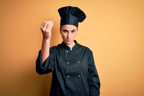 Junge Schöne Köchin Kochuniform Und Hut Vor Gelbem Hintergrund Italienische — Stockfoto