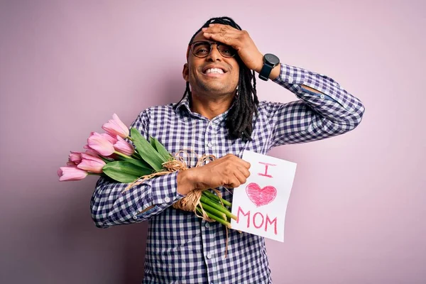 Hombre Afroamericano Con Rastas Sosteniendo Mensaje Amor Mamá Tulipanes Día — Foto de Stock