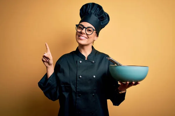 Genç Güzel Esmer Aşçı Üniforması Giyen Şapkalı Bir Kadın Elinde — Stok fotoğraf