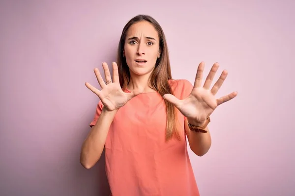 Jonge Mooie Vrouw Draagt Casual Shirt Staan Geïsoleerde Roze Achtergrond — Stockfoto