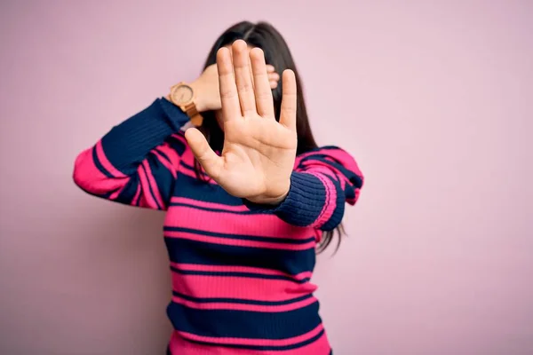 Junge Brünette Elegante Frau Mit Gestreiftem Hemd Über Rosa Isoliertem — Stockfoto