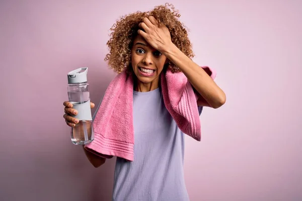 Junge Afrikanisch Amerikanische Sportlerin Die Mit Handtuch Eine Flasche Wasser — Stockfoto