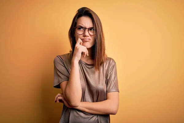 Menina Morena Bonita Vestindo Camiseta Casual Óculos Sobre Fundo Amarelo — Fotografia de Stock