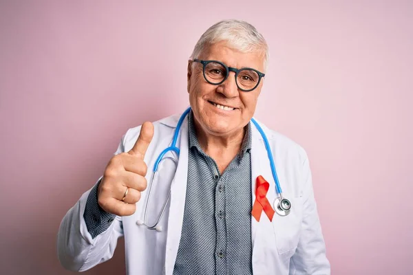 Sênior Bonito Hoary Médico Homem Vestindo Estetoscópio Fita Vermelha Hiv — Fotografia de Stock