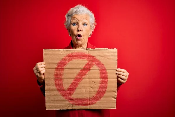 Senior Schöne Grauhaarige Frau Mit Banner Mit Verbotenen Signal Über — Stockfoto