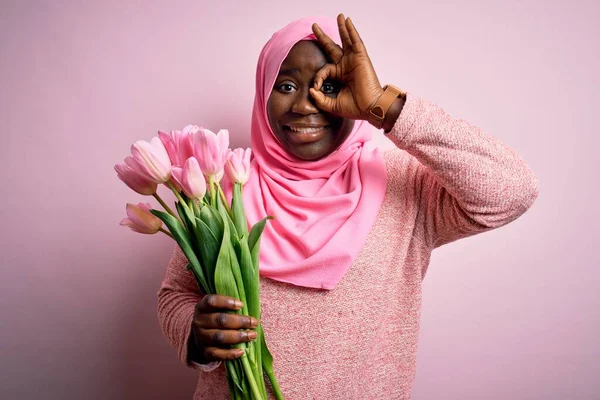 Young African American Size Woman Wearing Muslim Hijab Holding Bouquet — Stock Photo, Image