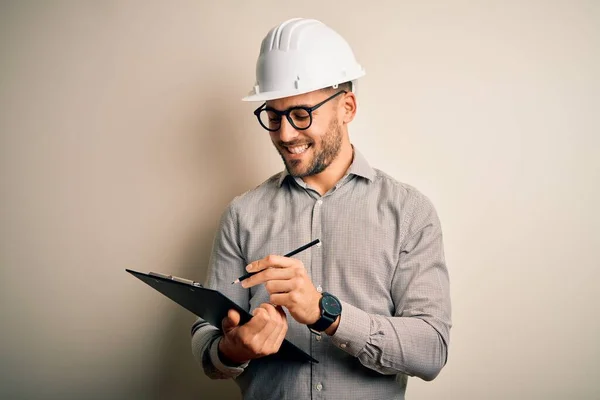 Jovem Arquiteto Inspetor Homem Vestindo Capacete Segurança Construtor Usando Prancheta — Fotografia de Stock