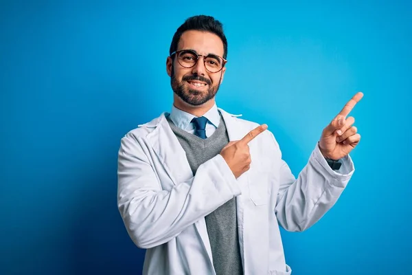 Junger Gutaussehender Arzt Mit Bart Mantel Und Brille Vor Blauem — Stockfoto