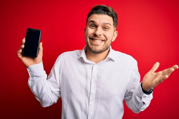 Young Business Man Blue Eyes Showing Smartphone Screen Red Background — Stock Photo, Image