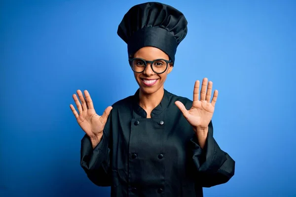 Ung Afrikansk Amerikansk Kock Kvinna Bär Spis Uniform Och Hatt — Stockfoto