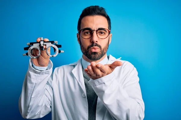 Homem Óptico Bonito Jovem Com Barba Segurando Óculos Optometria Sobre — Fotografia de Stock