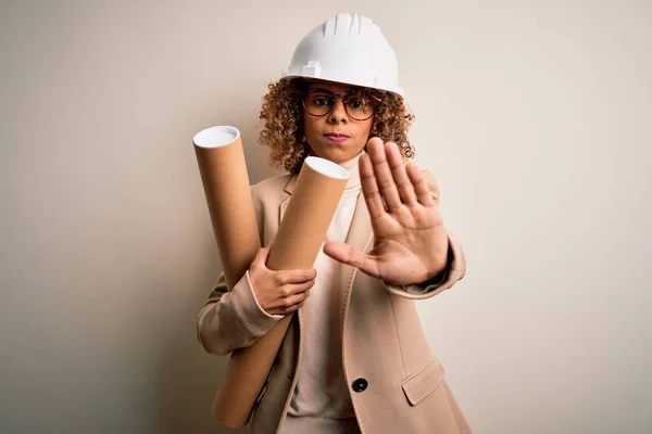Afrikansk Amerikansk Lockig Arkitekt Kvinna Bär Skyddshjälm Och Glasögon Hålla — Stockfoto