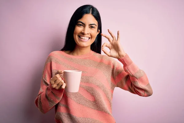 Joven Mujer Hispana Hermosa Bebiendo Una Taza Café Caliente Sobre — Foto de Stock