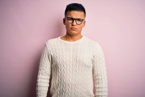 Homem Latino Bonito Jovem Vestindo Suéter Casual Branco Óculos Sobre — Fotografia de Stock