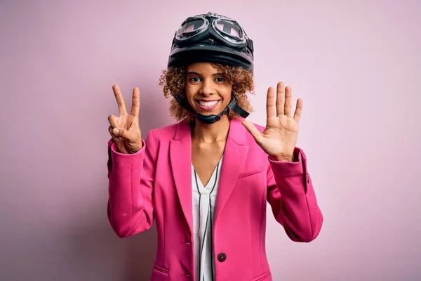 Afroamerikanische Motorradfahrerin Mit Lockigem Haar Die Einen Motorradhelm Über Rosa — Stockfoto