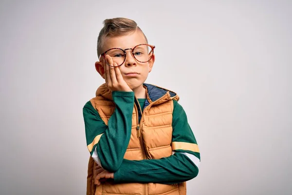Joven Niño Caucásico Con Ojos Azules Usando Abrigo Invierno Gafas — Foto de Stock