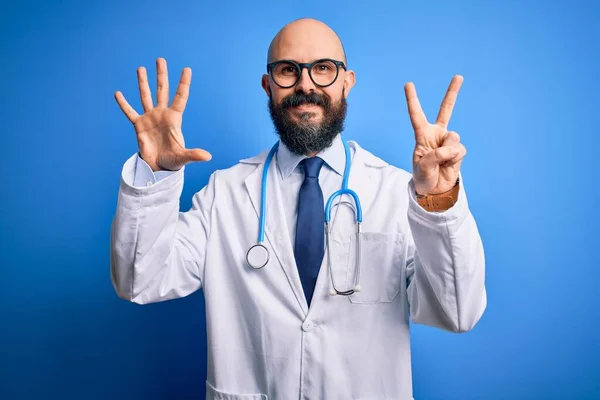 Guapo Calvo Doctor Hombre Con Barba Usando Gafas Estetoscopio Sobre — Foto de Stock