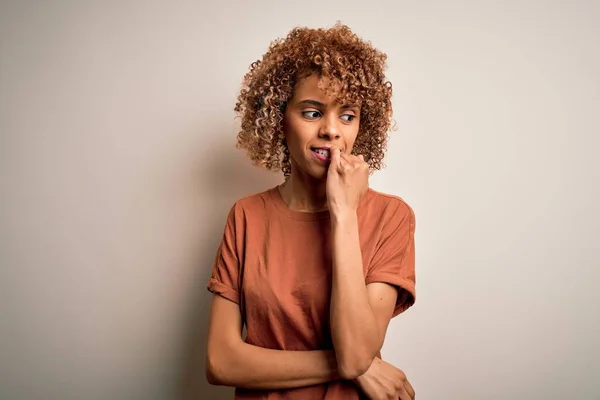 Mooie Afro Amerikaanse Vrouw Met Krullend Haar Draagt Casual Shirt — Stockfoto