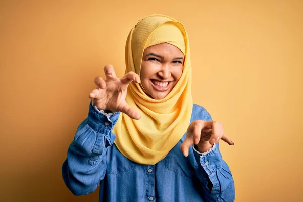Молода Красива Жінка Кучерявим Волоссям Одягнена Арабський Традиційний Хіджаб Жовтому — стокове фото