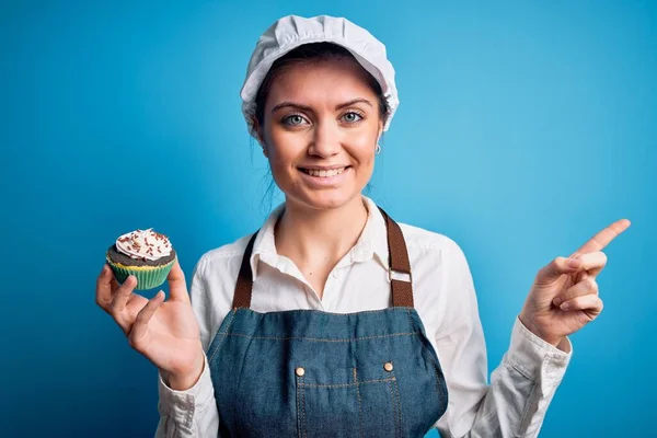 Junge Schöne Bäckerin Mit Blauen Augen Trägt Schürze Hält Schokolade — Stockfoto