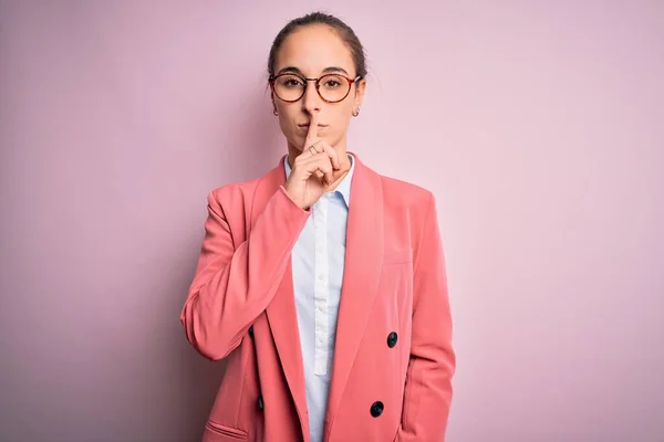 Jonge Mooie Zakenvrouw Dragen Jas Bril Geïsoleerde Roze Achtergrond Vragen — Stockfoto