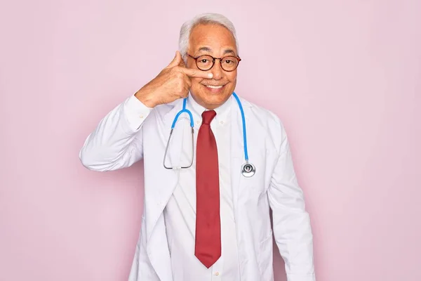 Orta Yaşlı Kır Saçlı Steteskop Takan Doktor Profesyonel Doktor Ceketi — Stok fotoğraf