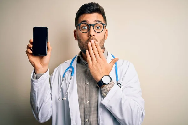 Młody Lekarz Noszący Stetoskop Pokazujący Ekran Smartfona Nad Odosobnioną Powłoką — Zdjęcie stockowe