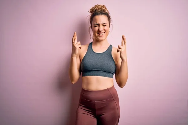 Young Beautiful Blonde Sportswoman Doing Sport Wearing Sportswear Pink Background — Stock Photo, Image