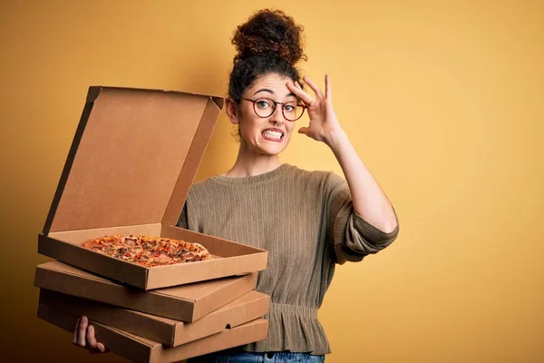 Young Beautiful Woman Curly Hair Piercing Holding Delivery Boxes Italian — Stock Photo, Image